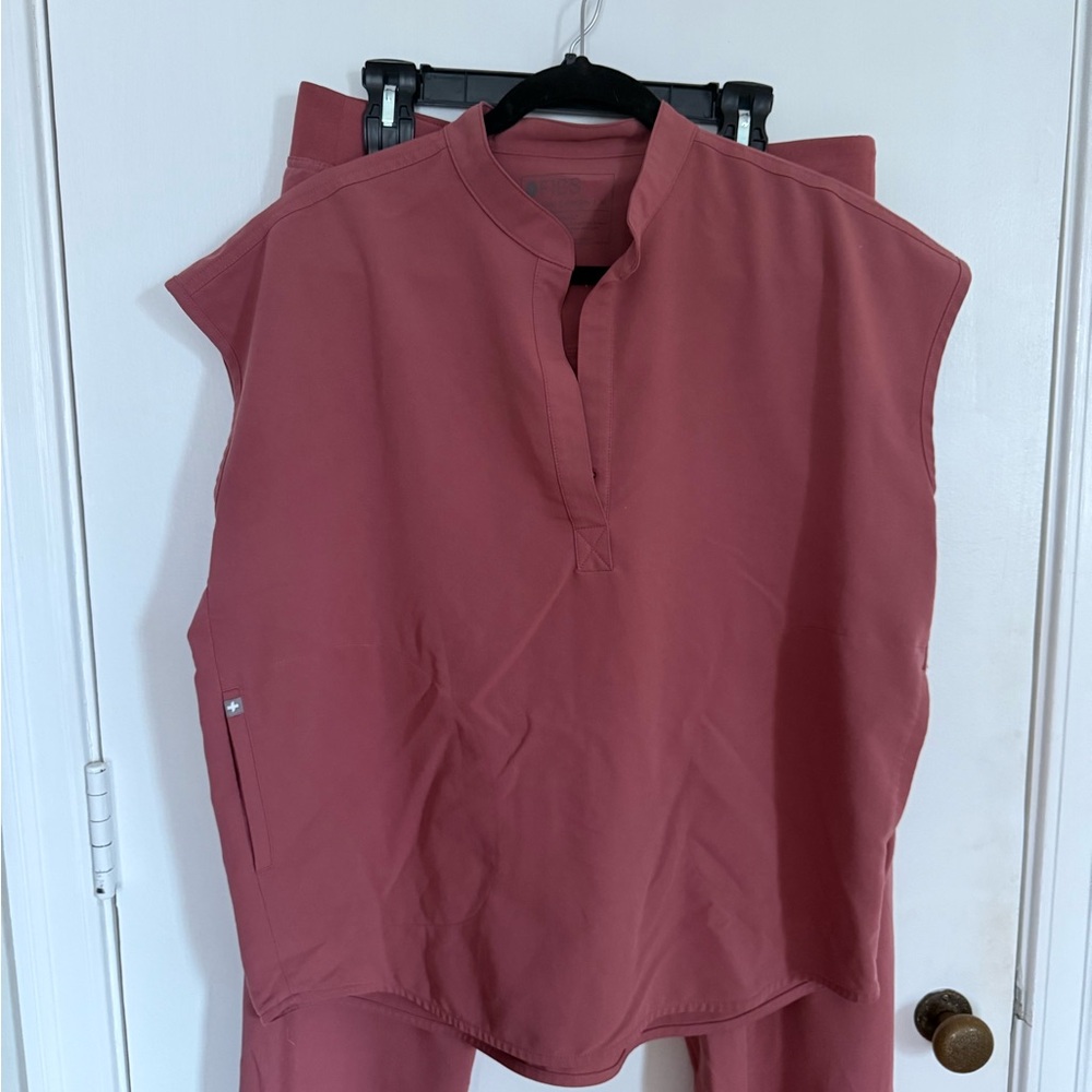 FIGS Rafaela top in Mauve - M